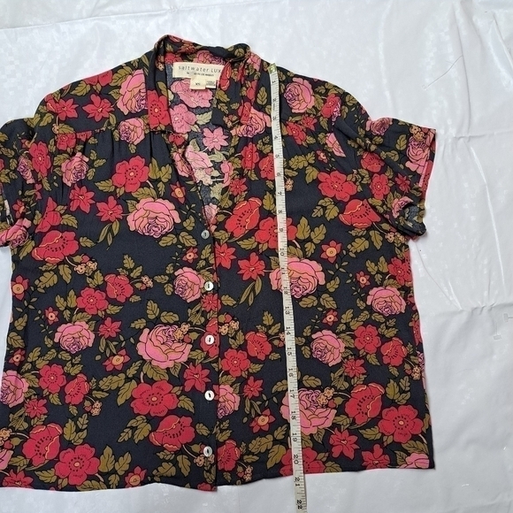SALTWATER Luxe Floral Cropped Button down shirt - Picture 9 of 9
